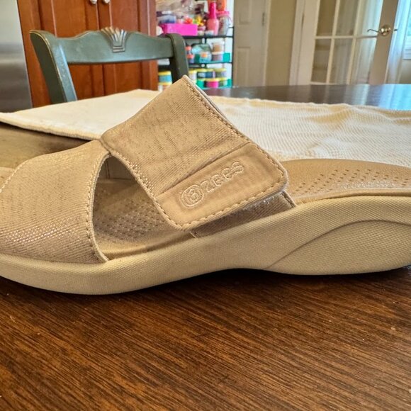 BZees Womans White Sparkle Slide Sandals Size 7 - Picture 6 of 8